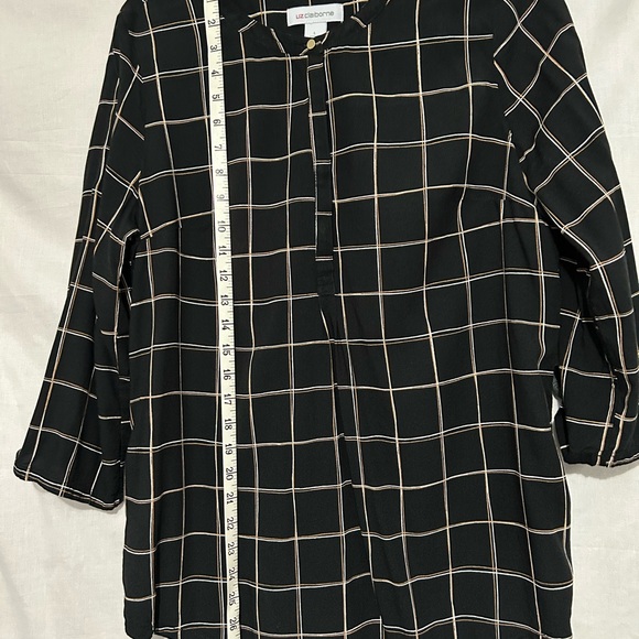 Liz Claiborne blouse with v neck - Picture 5 of 9